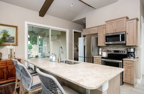 Spring Branch House | The All-Suite Century Oak House - Steps to Remi's Ridge & Hayes Hollow!