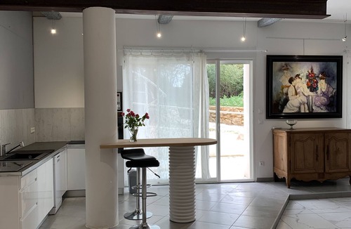 Pomerols House | The Almonds