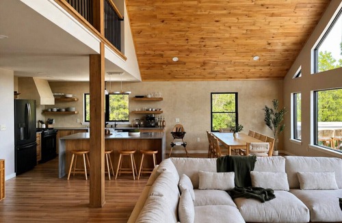 Rossville House | The Alpine Brisa | Sleeps 12 | Close to Pinchot Lake