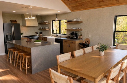 Rossville House | The Alpine Brisa | Sleeps 12 | Close to Pinchot Lake