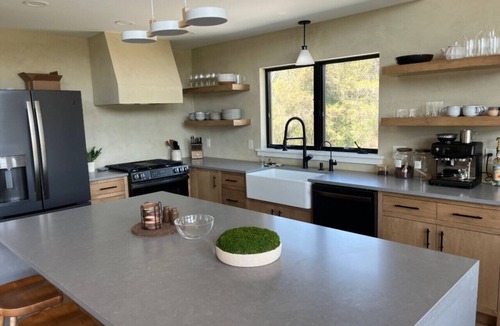 Rossville House | The Alpine Brisa | Sleeps 12 | Close to Pinchot Lake