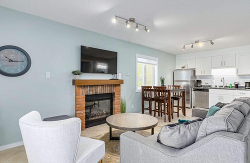 Collingwood Apartment | The Alpine - Central Collingwood Condo