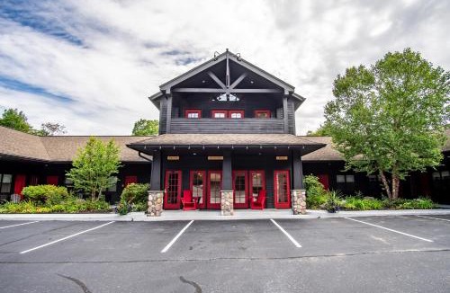 North Creek Hotel | The Alpine Lodge