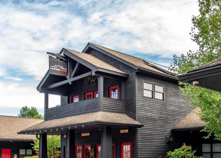 North Creek Hotel | The Alpine Lodge