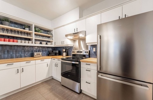 Youville Apartment | The Amaryllis | 2 Free Parking spots | 4 bedrooms | AC |