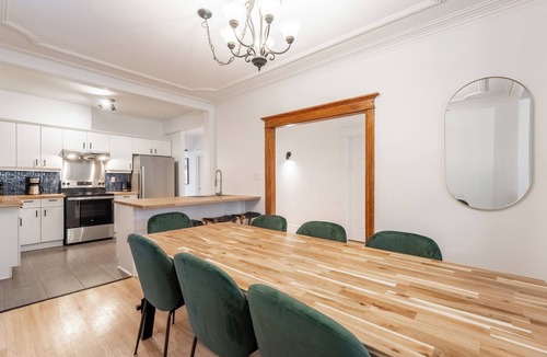 Youville Apartment | The Amaryllis | 2 Free Parking spots | 4 bedrooms | AC |
