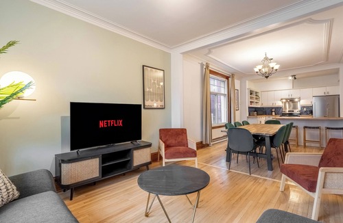 Youville Apartment | The Amaryllis | 2 Free Parking spots | 4 bedrooms | AC |