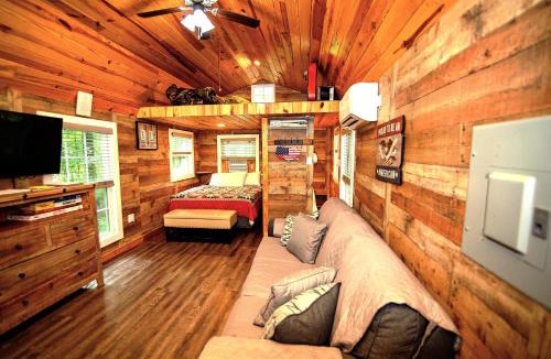 Murfreesboro Cabin | The Americana - Parker Creek Bend Cabins