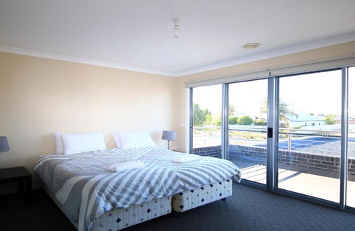 Yarrawonga Villa | 'The Anchorage by the Lake'