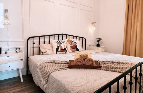 Quartier 5-4 Apartment | The Antique Cat - Jacuzzi & Parking
