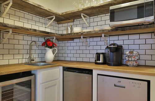 Sayles Blvd. Area Apartment | The Apartment Suite at Eleven09-A Fine Guest Experience