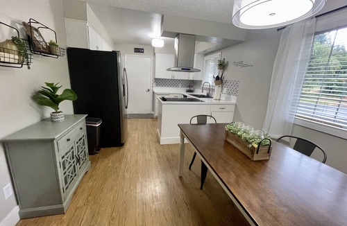 Bull Mountain House | The Applewood Suite - Walk to Hiking Trails!