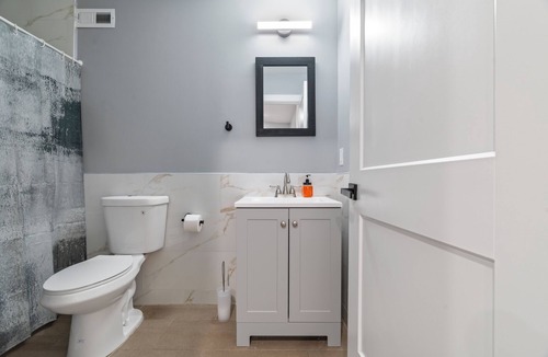 Mantua Apartment | The Aqua Cove nCharming 2bd 2ba wRooftop Access. 10 min from Downtown Philly