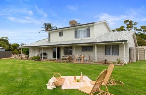 McLaren Vale House | The Arches ~ Style, location and spacious living!