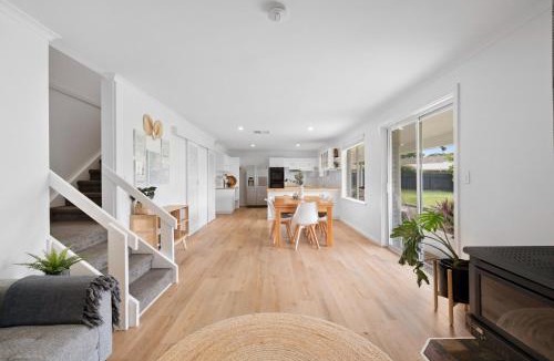 McLaren Vale House | The Arches ~ Style, location and spacious living!
