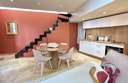 Nimes City Centre House | The Arena's Pavillon 4*: parking - rooftop - AC