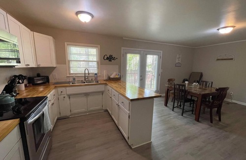 New Castle House | The Argonne/Stylish Contemporary Comfortable