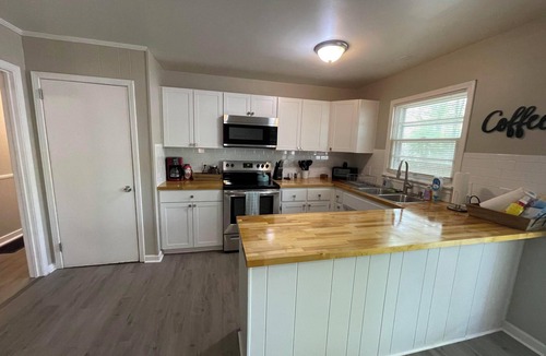 New Castle House | The Argonne/Stylish Contemporary Comfortable