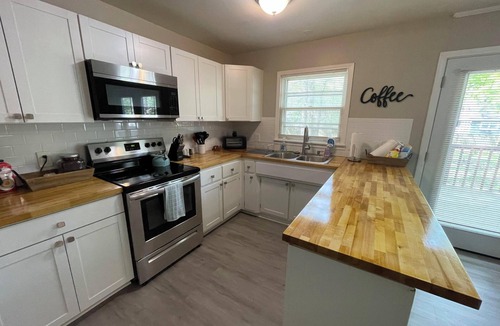 New Castle House | The Argonne/Stylish Contemporary Comfortable