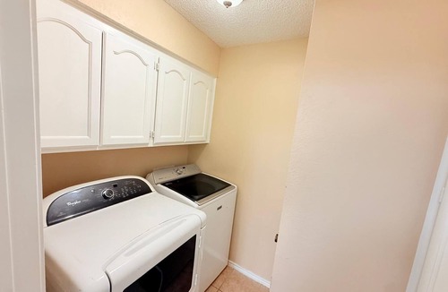 West Arlington House | The Arlington Accessible Retreat — 3BR | One Story |Accessible|Near AT&T Stadium