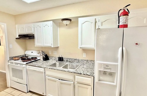 West Arlington House | The Arlington Accessible Retreat — 3BR | One Story |Accessible|Near AT&T Stadium
