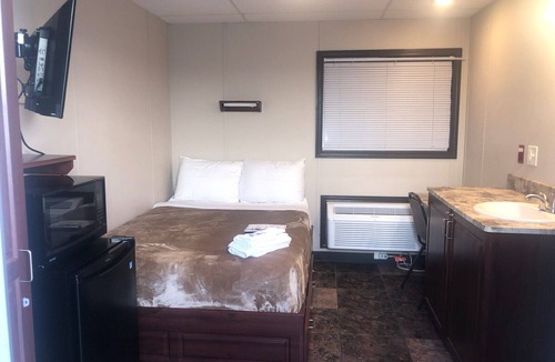 Karnes City Cabin | The Armadillo Hotel Karnes City