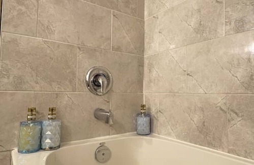 Inner Harbour Apartment | The Art Studio | free parking