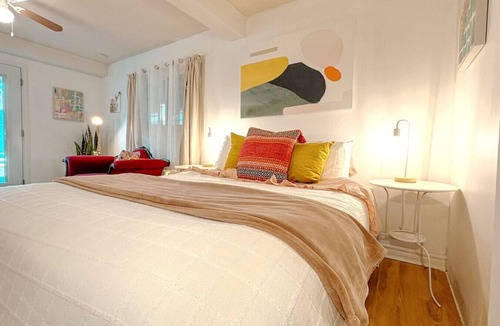 Inner Harbour Apartment | The Art Studio | free parking