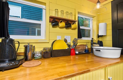 Kerns Hotel | The Arthur - Custom Tiny Home w/Train Vibe