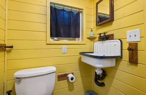 Kerns Hotel | The Arthur - Custom Tiny Home w/Train Vibe