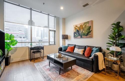 Fashion District House | The Artist Loft Trendy 2BR Condo with Parking