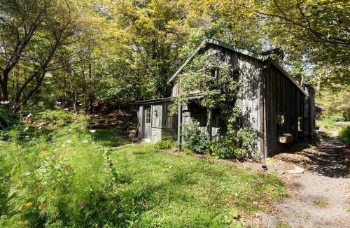Mount Marion House | The Arts & Crafts House with Skylights, Deck, Jetted Bathtub