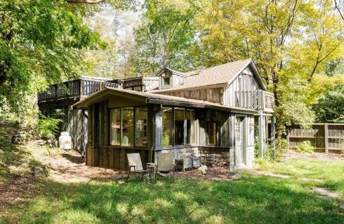 Mount Marion House | The Arts & Crafts House with Skylights, Deck, Jetted Bathtub
