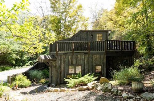 Mount Marion House | The Arts & Crafts House with Skylights, Deck, Jetted Bathtub