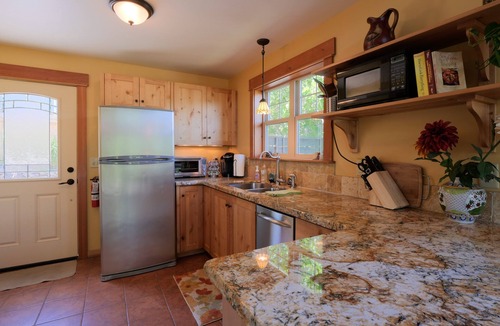 Siskiyou-Hargadine Historic District Cottage | The Ashland Cottage, walk to town