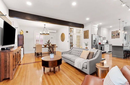 St. Marks Condo | 🎖The Ashmont Suite - Close to Subway + Downtown🎖