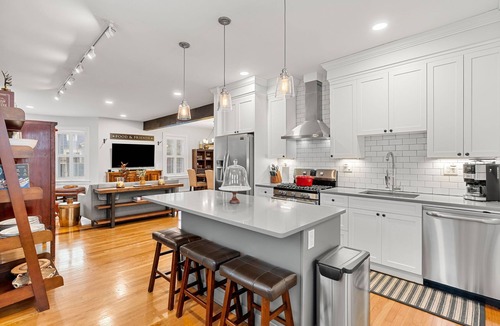 St. Marks Condo | 🎖The Ashmont Suite - Close to Subway + Downtown🎖