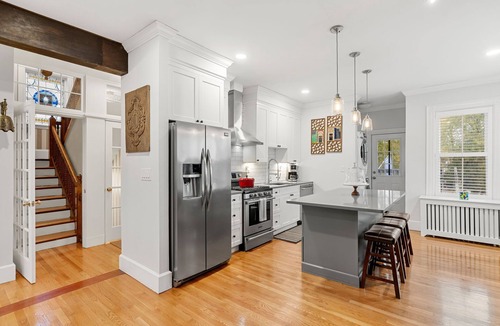 St. Marks Condo | 🎖The Ashmont Suite - Close to Subway + Downtown🎖