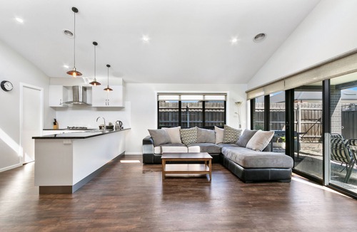 Sale Hotel | The Aspen & Apartments