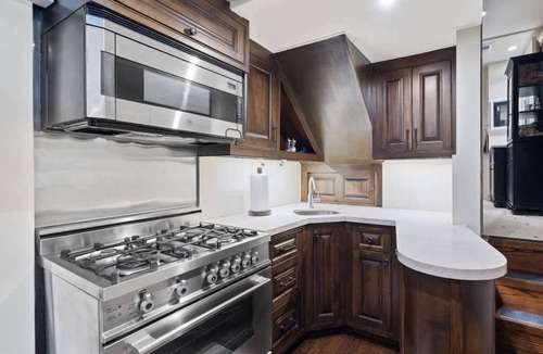 Austin Villa | The Aspen Unit near COTA: Hot Tub, BBQ & Events!