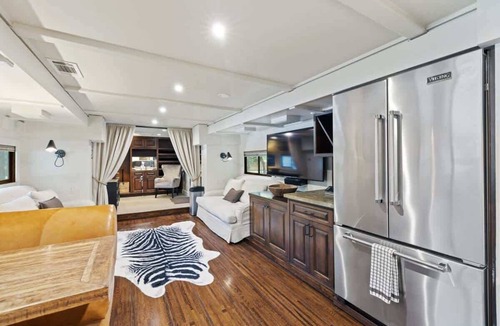 Austin Villa | The Aspen Unit near COTA: Hot Tub, BBQ & Events!