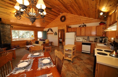 Rainbow Valley Cabin | The Aspen Valley Hideaway - A Perfect Hub to Hiking and Tourist Attractions!