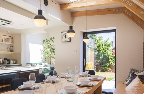 Henley House | The Aston - Superbly Equipped 4 Bedroom Townhouse