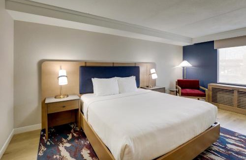 Quincy Hotel | The Atrium Hotel on Third
