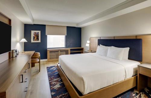 Quincy Hotel | The Atrium Hotel on Third