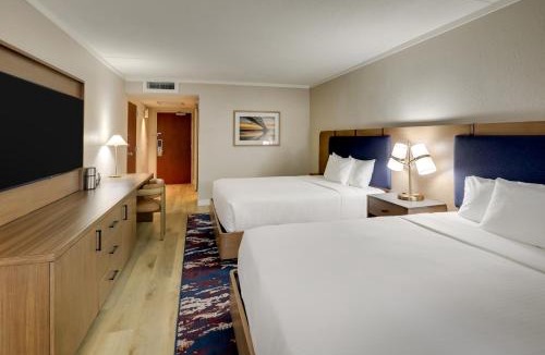 Quincy Hotel | The Atrium Hotel on Third