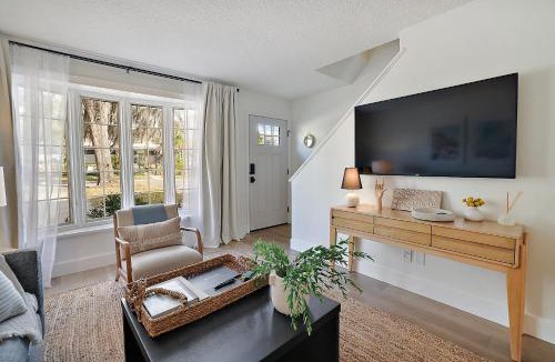 Mount Dora Villa | The Augustine - Steps to Downtown w King Bed