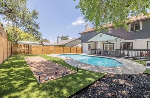 Gracywoods House | The Austin Vacation Home - 4 bdrms with hot tub, gym, WiFi, work area, pool.