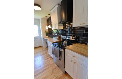 Grandview Heights Apartment | The Avenue Hot Tub Patio King Bed Pet Friendly Fast WiFi Gem of Grandview