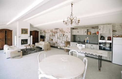 Pernes-les-Fontaines Apartment | The Aviary - Pernes-les-Fontaines